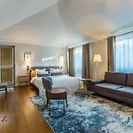 Promenade Hotel 5*